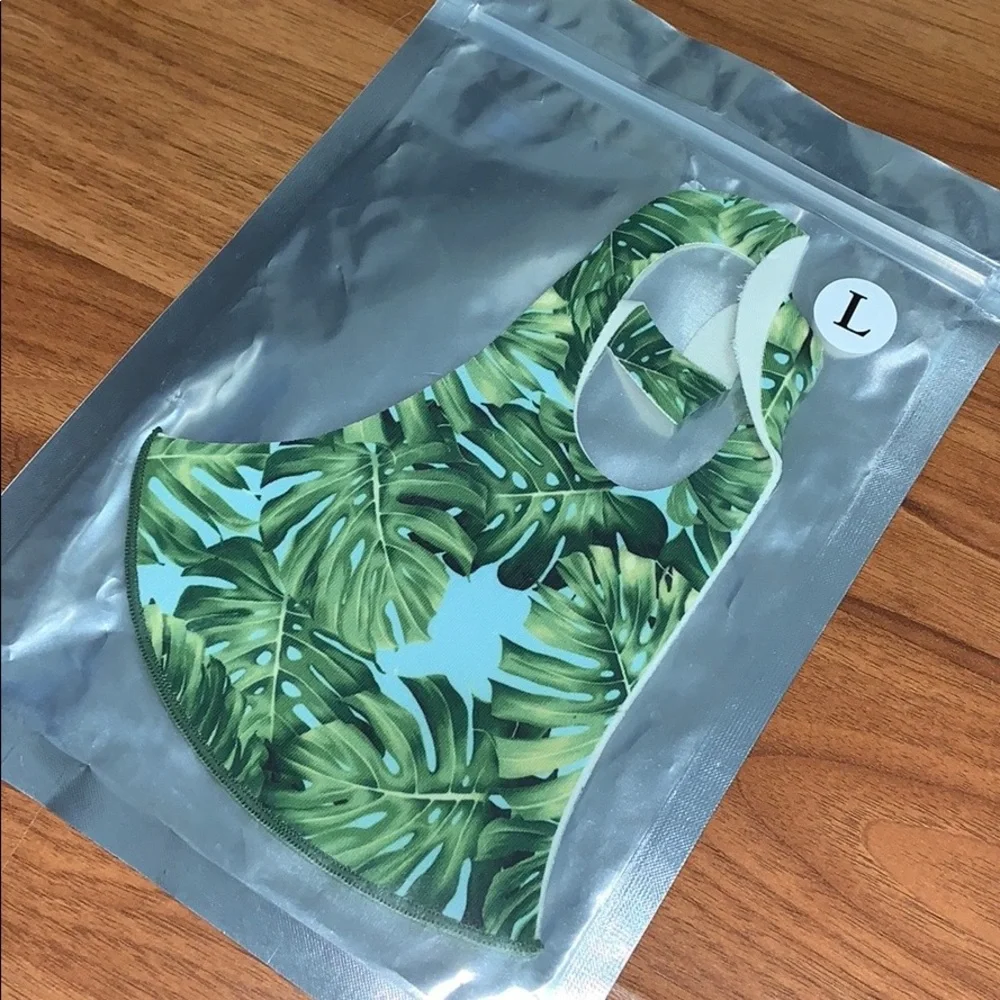 NWT Hawaiian Monsterra Leaf Print Face Mask
